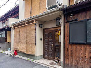 「京の宿縁四条」の・外観　京町屋風の落ち着いた雰囲気の一棟貸し宿泊施設です