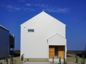 「Ｂｅａｃｈ　ＳＰＡ　ＴＳＵＤＡ　１　Ｕｎｏ」の４棟並んでいる左から2番目の建物が、Beach SPA TSUDA 1 Unoです。