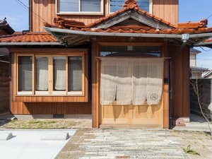 「尾田家」の尾田家の正面外観。暖簾は天候に応じて玄関入口の土間に掛けます。