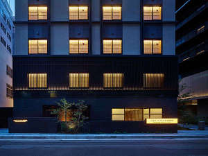 「三井ガーデンホテル京都駅前」の 行灯をイメージしたホテルサインがエントランスへ誘う