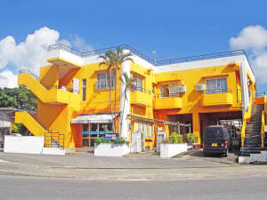 「宮古島ペンション　オレンジＢＯＸ」の【外観】建物一面オレンジ色でひと際目立つペンションオレンジＢＯＸ