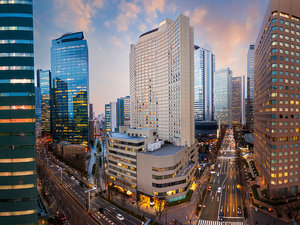 「ヒルトン東京」のビジネス、ショッピングの中心地、新宿副都心の超高層ビル街に位置