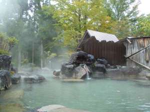 【露天風呂】天気が良い日には焼岳や錫杖岳を望みます　　