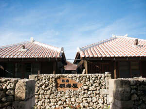 「島宿　願寿屋」の2016年オープン。1日二組様限定。敷地内2棟だけの伝統的な赤瓦屋根家屋の一棟貸しコテージです。