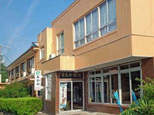 「観光旅館美奈都」の紀州由良・衣奈海岸に当館はあります。海が目の前。夏はお部屋から水着で海へ！！