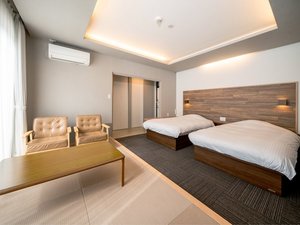 セミダブルベッドが2つと小上がりのある和洋室のお部屋です。お部屋によって浴槽のタイプが異なります。