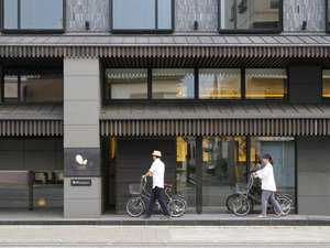 「ダーワ・悠洛　京都／バンヤン・グループ」の三条通り沿いにホテル入口がございます。