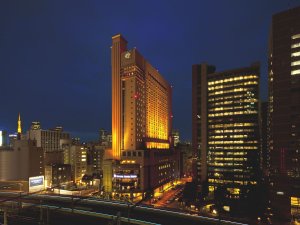 「第一ホテル東京」の外観（夜）
