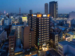 「アパホテル〈なんば駅東〉」の外観遠景（夜間）