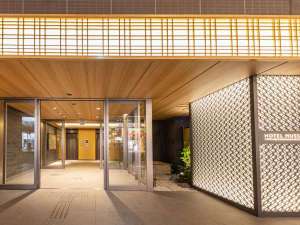 「ホテルミュッセ京都四条河原町名鉄」のフロントは2階にございます。エレベーターで2階へおあがりください