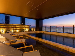 【大浴場「天空-TENKU-」男湯（10階）】西側に面した露天風呂から、夕陽が見え、心身共に癒されます。