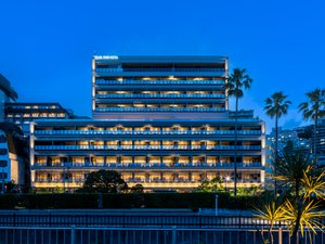 「熱海パールスターホテル」の外観　夕景