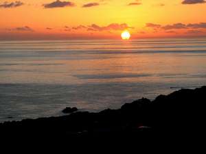 壮大な地平線に沈む夕日は絶景！日中の気温の差がある日はだるま夕日が見えます。写真撮影：６階客室より