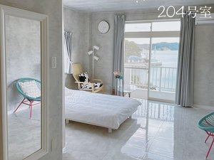 「マリーン天草」の【お写真はシングル仕様】ツインの場合はシングルの寝具を追加でご用意致します。海が見えるお部屋です。