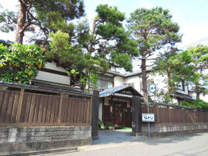 【外観】日本庭園・和風建築の家庭的な旅館