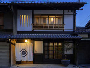 「祇園白川　香祇」の京都の趣ある町家（町屋）一棟貸しの古民家宿。キッチン付きで自炊も可能ですが、部屋食プランもおすすめ。
