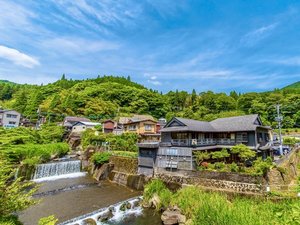 「清流とほたるの宿　高尾荘」の【高尾荘・外観】花合野川沿いにあるこじんまりした宿です。