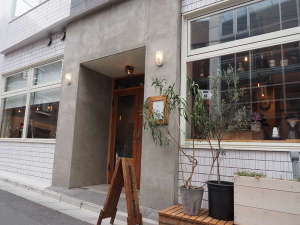 「ａｌｍｏｎｄ　ｈｏｓｔｅｌ　＆　ｃａｆｅ」のホステル玄関