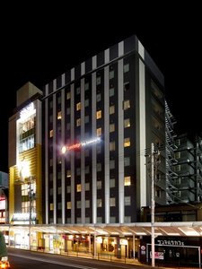 「トラベロッジ京都四条河原町」のホテル外観(夜)