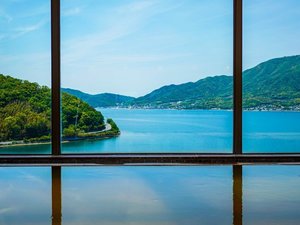 「ベイリゾートホテル小豆島」の瀬戸内海を見渡せる大浴場。青い海と空を眺めながら温泉三昧♪