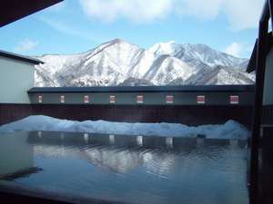 露天風呂から見る冬の飯士山