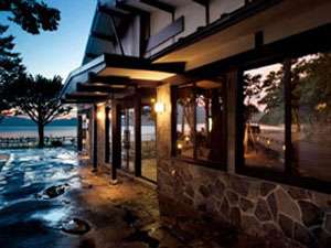 「支笏湖温泉　レイクサイドヴィラ翠明閣」の落ち着いた雰囲気の正面玄関でご到着をお待ちしております