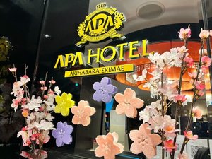 「アパホテル〈秋葉原駅前〉」のフロント桜装飾