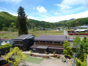 「民宿　石楠花荘」の外観◆遠くに武尊山を望む風光明媚な片品村に当館はございます