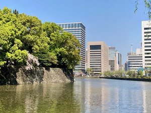 「ＫＫＲホテル東京（国家公務員共済組合連合会東京共済会館）」のお堀越しに見えるホテル外観