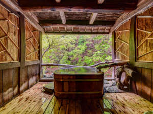 *やわらかい、さわら材の木材を使った浴槽に注がれるのは、源泉100％かけ流しの湯…