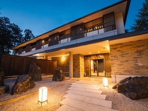 「湯宿　羊山邸」の【エントランス】日本庭園調の枯山水で非日常感が味わえます。