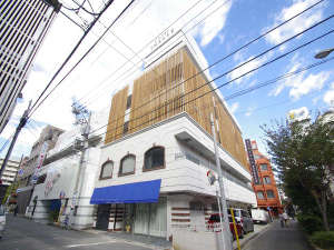 「ホテル　アイマーレ　横浜伊勢佐木町」のモダンなデザインでお客様をお出迎えします。