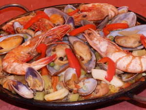 「スペイン料理の宿・・・ヴィラ・アビエルタ」の具たくさんのパエーリャ