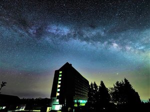 【ホテル外観】晴れの夜には澄んだ空気の銀河から降り注ぐ満天の星がお楽しみいただけます♪