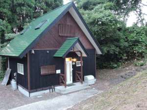 *外観／森の山小屋のような、かわいらしい雰囲気のコテージです。