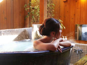 「旅館すずらん」の客室の天然温泉でごゆっくりとお過ごしください。