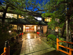 「大正浪漫の趣き　天見温泉　南天苑」の大阪の静かなまちに佇む旅館。喧騒から離れた穏やかなひと時をお楽しみください