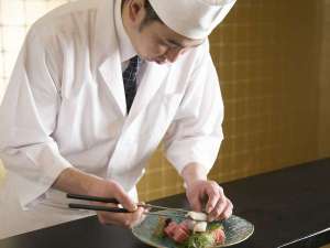 当館料理長が心をこめて作る懐石は季節の食材で彩り豊か。