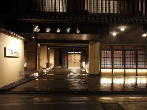 「松井別館　花かんざし」の京町家をイメージした外観。中へ一歩踏み込むと、京のまち中とは思えない静けさです。