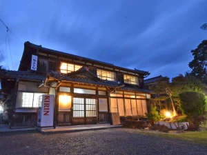 「かえもん旅館」の*木造の日本家屋は、おばあちゃん家にきたような優しい雰囲気。若狭湾のほぼ中央で若狭の拠点には◎