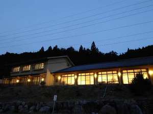 「くつろぎの宿　神明山荘」の飛騨と美濃の境、舞台峠近くにある自然に囲まれた一軒宿