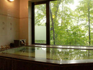 *大浴場：男湯／グリーンシーズンには、窓の外の緑の眺めながらご入浴いただけます。