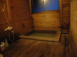 源泉かけ流しの総青森ヒバ造りの浴室です。