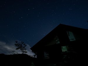 「やすら樹の宿　ねねんぼう」の天候によっては星空観賞も楽しめます。