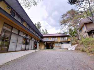 「二澤旅館」の*パワースポット“戸隠神社”が目の前に佇む当館。名物“戸隠蕎麦”もいただける宿坊で心休める休日を。