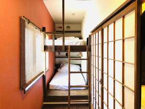 ●個室●スモールツインルームお部屋は小さいサイズですがベッドはとても広くご利用いただけます。