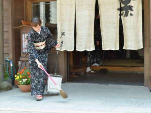 お客様をお出迎えする準備も仲居が行います。丁寧に一つ一つ・・・。