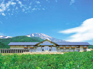 「湯の台温泉　鳥海山荘」の*【外観】雄大な景色を満喫できる、登山のベースキャンプに最適な山荘です。