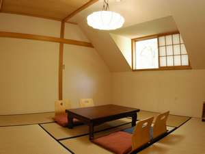 片屋根になった山小屋風の和室