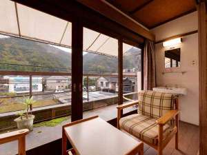*和室バストイレ付（客室一例）/窓際に腰かけて、歴史ある日奈久温泉郷を眺めて。